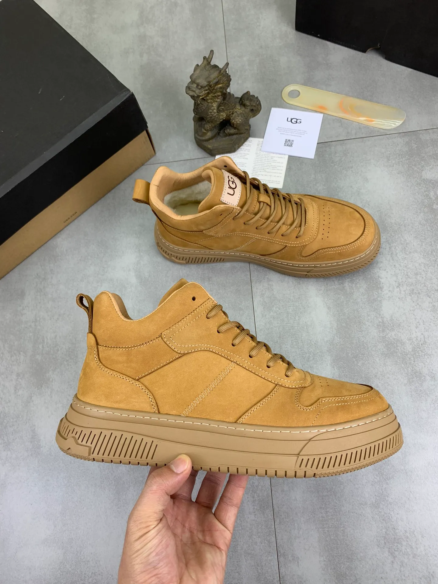Men's Men's Shoes P620 [New Style] 💰 🆘 "Real Wool" [UGG] 👉 Popular men's shoes official website synchronization 🔰 Genuine quality [proud] is not comparable to the imitations in the general market 🌀 The upper is imported Italian frosted cowhide, and the lining: foot pad 🅰️ grade 🐑 real wool 👻 Only Grade A can show the effect The hand feels smooth and delicate 🔱The shoe shape is grand, only genuine factories can achieve it 🎄The perfect toughness of the original outsole 👻⬛️ allows customers to bid farewell to one-time consumption. Real wool lining, super warm. 3️⃣Colors available Sizes: 38-44